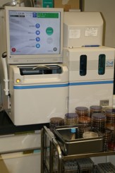 細菌検査の機械の写真